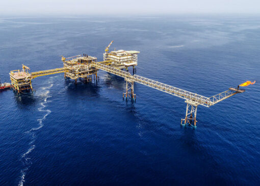 ۲۰ درصد ذخایر نفت و گاز ایران در میادین مشترک؛ چگونه از رقبا جا نمانیم