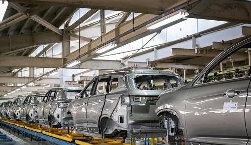 صف‌های طولانی و وعده‌های ناتمام؛ خریداران خودرو گرفتار شدند