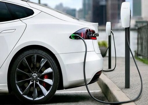 عقب گرد خودروهای برقی در آمریکا