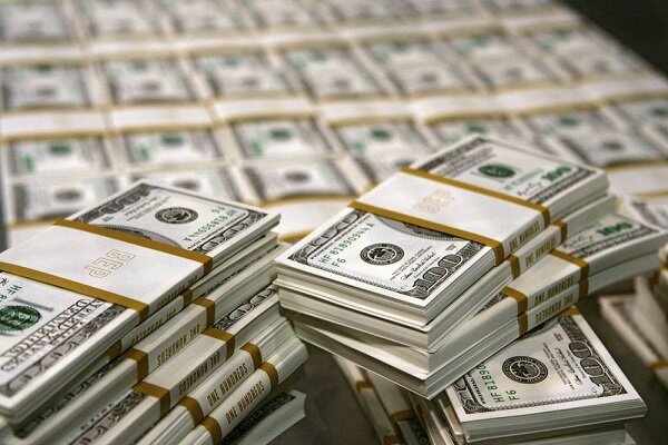 عقب نشینی قیمت دلار رسمی در روز نیمه‌تعطیل