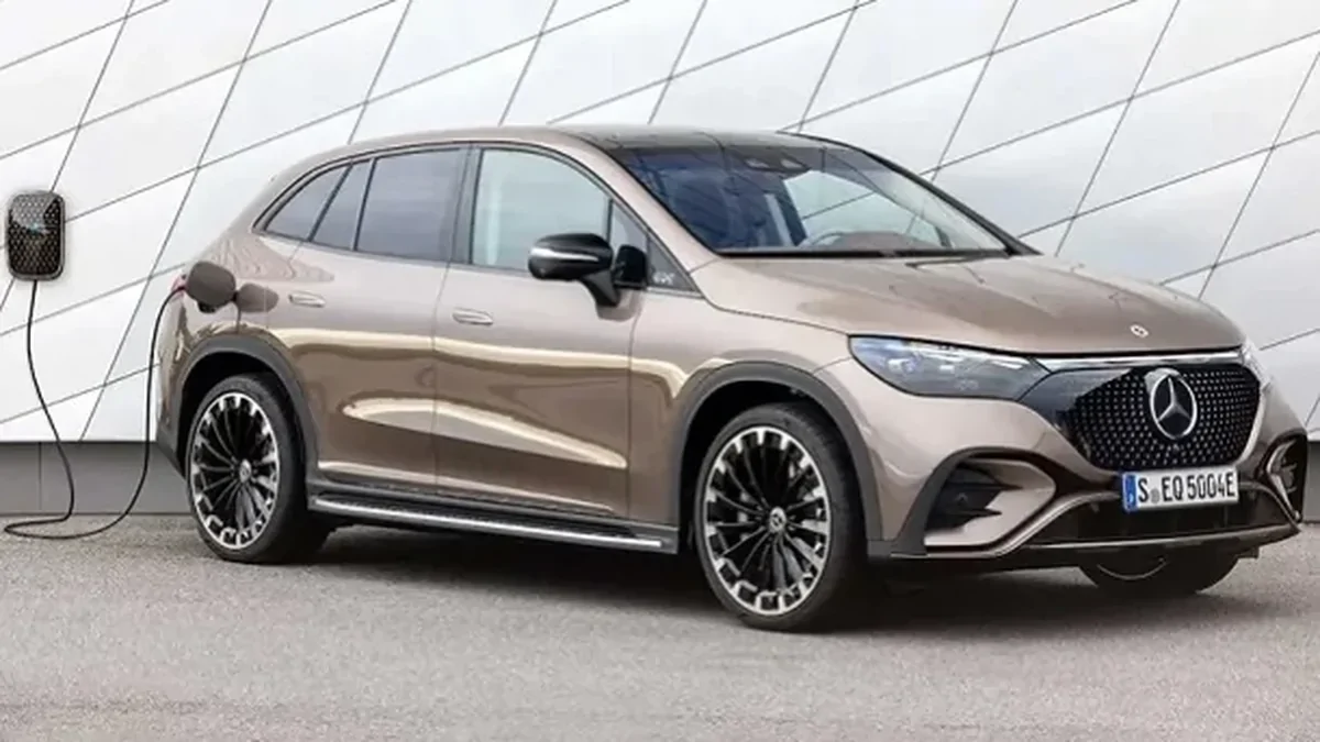 قیمت قطعی دو مدل بنز در ایران اعلام شد