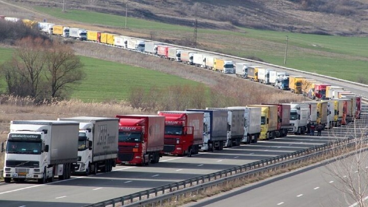 توقف کامیون‌ها در مرز کالای اساسی و فاسدشدنی را به خطر می‌اندازد