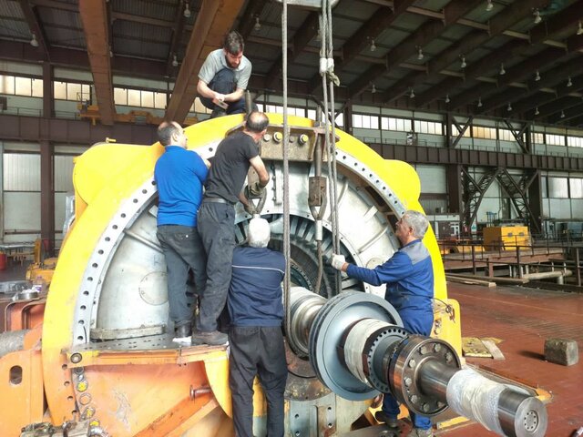 احداث نیروگاه توسط صنایع بزرگ به کجا رسید؟