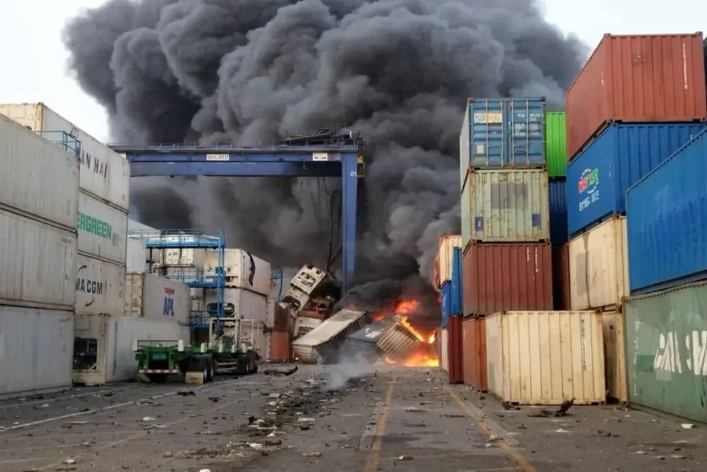 حادثه بندر رجایی / واردکنندگان: کالاهایمان سوخت، اما باید ارز را برگردانیم!