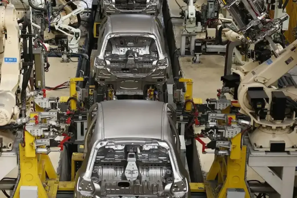 شرکت‌های خودروساز در افزایش قیمت محصولات باید تابع قانون باشند