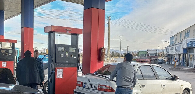 هیچکدام از جایگاههای سوخت تعطیل نیستند