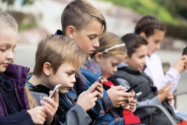 مکرون شبکههای اجتماعی را برای کودکان ممنوع میکند