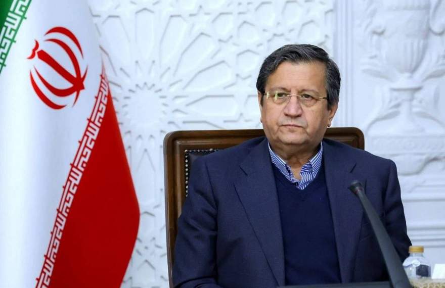 همتی: بانک مرکزی تماشاگر نوسانات غیرعادی بازار ارز نیست